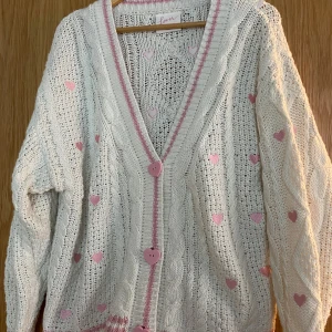 Taylor Swift Lover cardigan - Lover cardigan från Taylor Swifts officiella hemsida i storlek XS/Small, men den är oversized så passar om du har M också. Aldrig använd. Slutsåld då den va limited edition, köptes i februari 🩷
