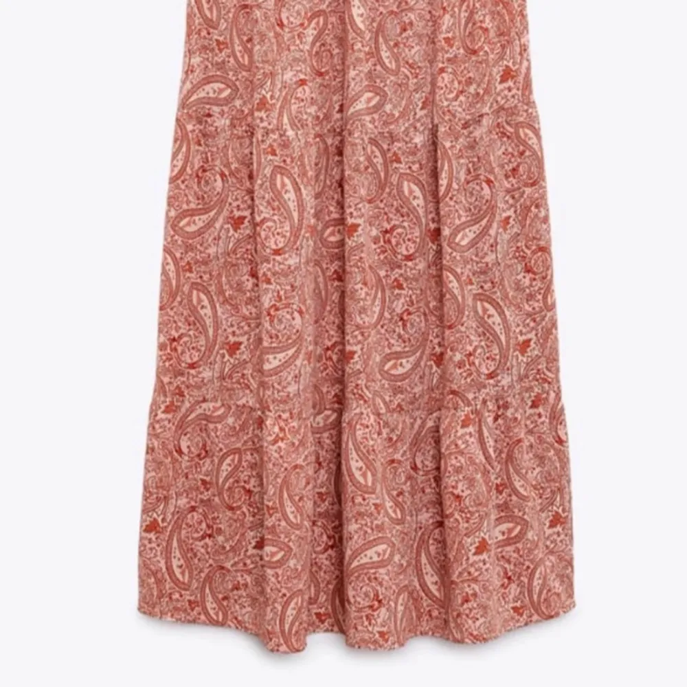 INTRESSEKOLL på min rosa/röda långkjol från Zara. Storlek xs och är sparsamt använd. Säljs inte längre på hemsidan! Den har också pärlor på midjan som en fin detalj. Är som sagt intressekoll så har inte bestämt om jag ska sälja den! Bara att höra av dig om du skulle ha frågor!💞. Hameet.