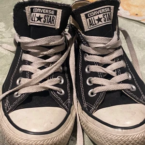 Svarta Converse All Star sneakers - Säljer mina snygga converse för dem tyvärr är för små för mig, skriv om ni har frågor eller vill diskutera pris💕
