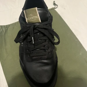 Svarta valentino rockrunner  - Stilrena svarta Rockrunners med nitar. Däremot saknas 3 nitar, skorna är i ett acceptabelt skick så fungerar perfekt att ha på sig. Skorna har ett litet slitage men det syns ej så mycket, vid frågor så är det bara att fråga på. Skorna är i storlek 40 men fungerar 41 och skulle nog säga 42. (dustbag ingår)
