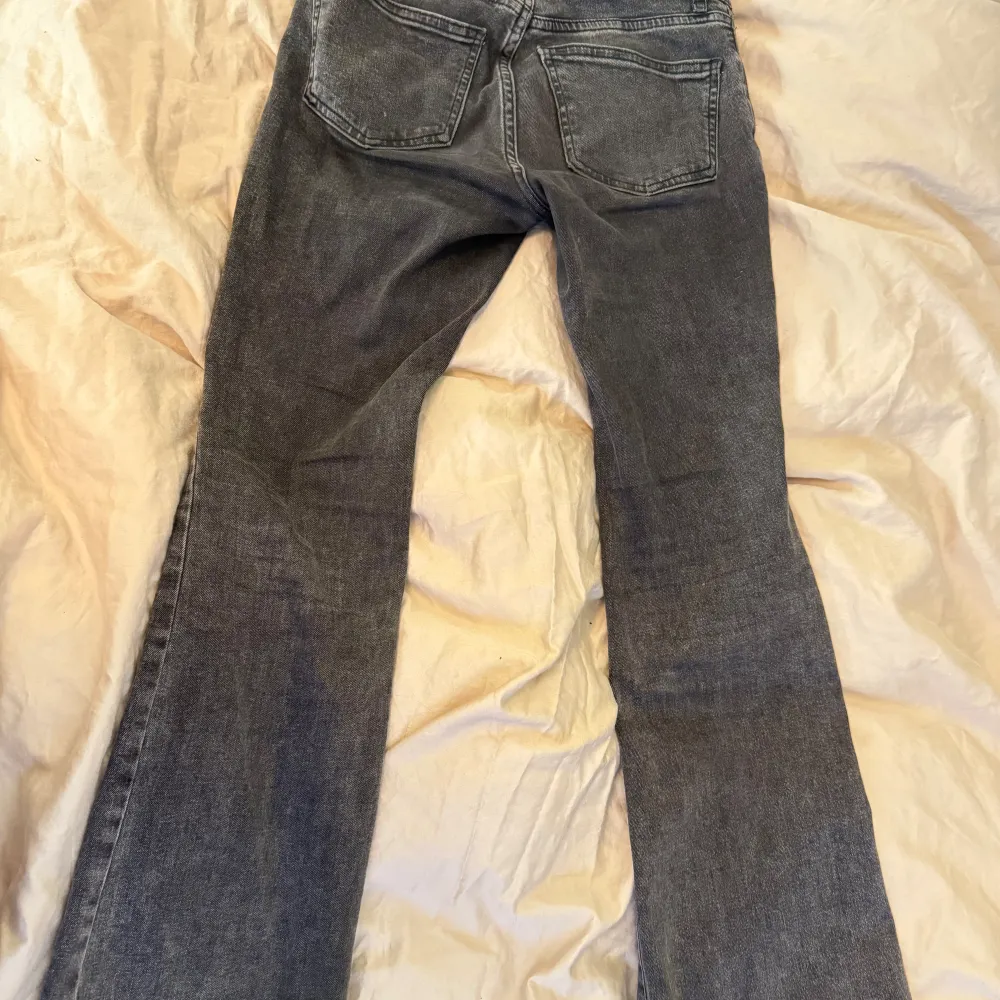 Svart/gråa lågmidjade jeans från Gina, storlek 34🩷. Farkut & Housut.
