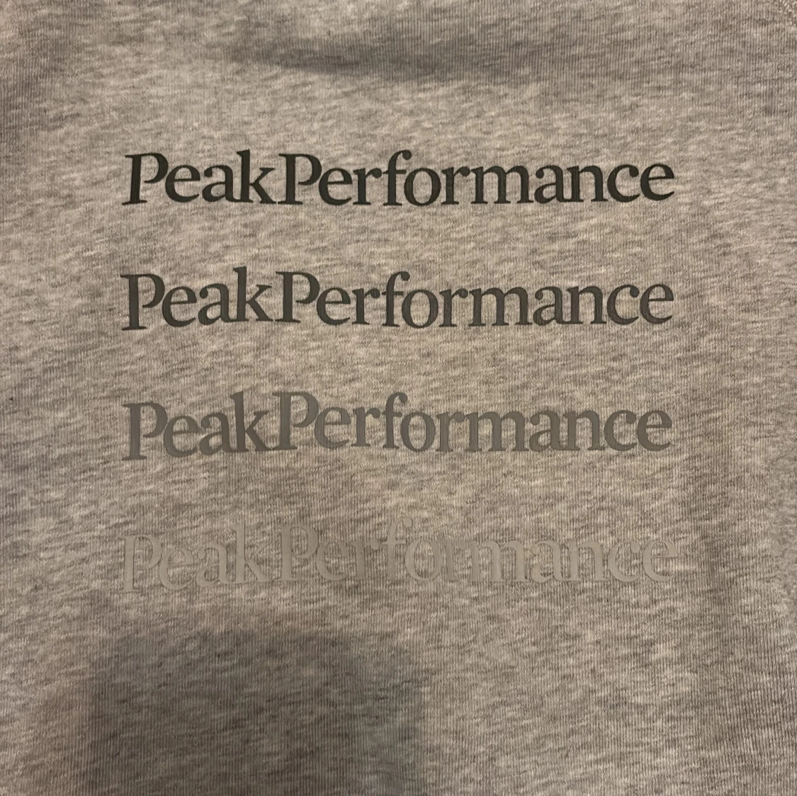 Grå sweatshirt från Peak Performance - 3