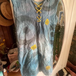 Klänning - Härlig sommarklänning i batik mönster och snörning där fram. Skulle säga s/m. 