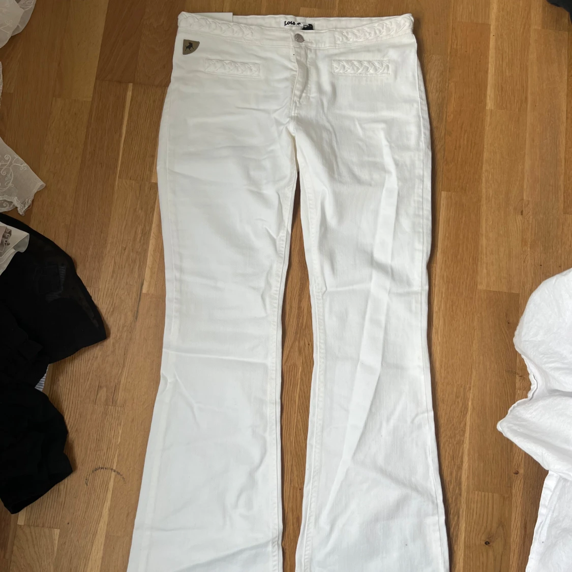 Vita Lois jeans med flätade detaljer