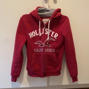 Hollister kofta - Jättefin vinröd Hollister kofta!🤍 I använt, men bra skick🌟