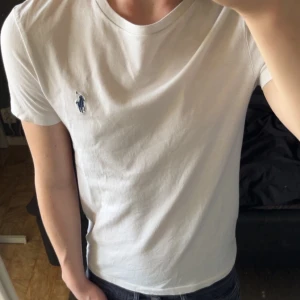 Ralph lauren T-shirt  - Ralph Lauren T-shirt - Bra skick, lite urtvättad - Storlek: XS - Nypris: 600kr+ - Mitt pris: 299kr - hör av dig vid funderingar 💫