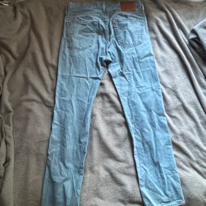 Blå Levi's 501  - Säljer ett par klassiska blå jeansbyxor från Levis med rak passform. Knappt använda alls.