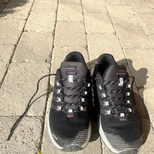 Goretex skor från Merkel - Bra Goretex skor från Merell. Vattentäta så passar till allt från att gå en promenad till att gå en hike i bergen. Nypris ca 1000, säljer för 400!