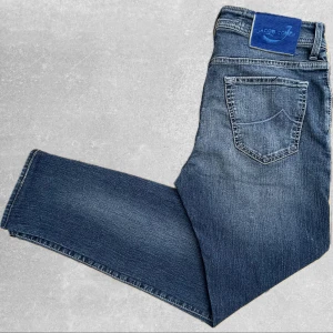 Blåa Jacob Cohen Jeans  - Säljer nu dessa riktigt feta Jacob Cohen Jeansen. Storlek 31. Model 625C, Slim-Fit. Nyskick ser helt oanvända ut. Ny pris ca 5000kr! Mitt pris endast 1299kr✅. Hör av dig om du undrar något eller vill ha fler bilder! Mått: Totallängd 99cm, Från skrevet 72cm, Midja 39cm, Lår 25cm, Vad 18cm, Benöppning 16.5cm. 