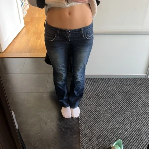 vintage bootcut jeans - Vintage jeans från guess! Jeansen passar någon som är runt 160 cm lång💕super fint skick och sitter väldigt lågmidjat! pris kan diskuteras💕💕