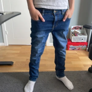Lee jeans - Säljer ett par klassiska blå jeansbyxor med normal passform och raka ben. Byxorna har fem fickor, gylf med dragkedja och knapp samt tydliga sömmar. Perfekta för en avslappnad stil. Har inte använt jeansen på det senaste därför dålig passform på bilden.   Hör av dig vid minsta fundering