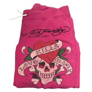 edhardy mjukisbyxor - såååå himla snygga o sköna men tyvärr så passar jag inte så bra i rosa😔🙏 