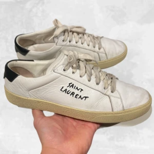 Saint Laurent Court Classic Skor vita - Skohylla rensning. •Saint Laurent Court Classic Sneakers. Riktigt snygga skor som har använts väl men tagits hand om. Synliga Creases finns och tecken på användning på den vita färgen (revor), men inga större skador! Storlek 40, fits 40-41. Dom är givetvis äkta, har kvitto på mail om det skulle vara intressant. Bara skorna medföljer. Hör av dig vid frågor eller funderingar, mvh Oliver;)