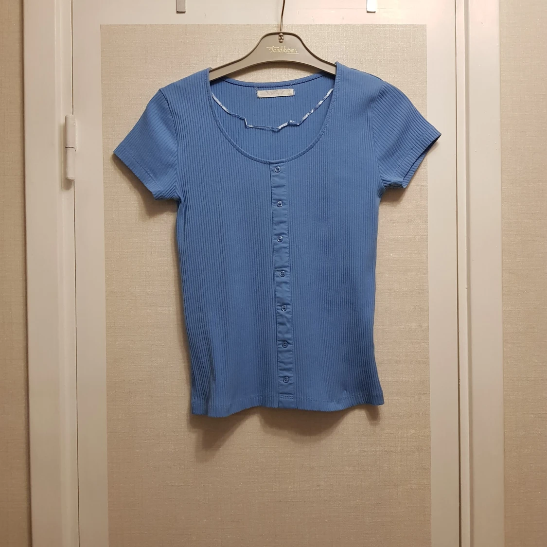 Blå ribbad topp med låsas knappar strl S - 4