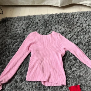 Rosa ribbad långärmad tröja - Säljer en söt rosa ribbad tröja med lång ärm och rundad hals. Perfekt för dig som gillar en enkel men stilren look. Tröjan är mjuk och stretchig, passar till mycket och är superbekväm.