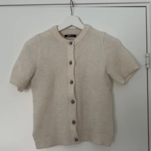 Kofta från Gina! - Säljer min stickade kofta från Gina den är i storlek xs & köpte för nåra veckor sen, använd fåtal gånger. Säljer för 250kr🩷