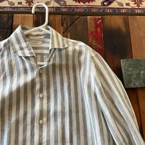 Randig linneskjorta från Suitsupply - Säljer en vit och grön linne skjorta från SuitSupply. Köpt för 1700 kr i butik. Den är använd 1-2 på gånger så i riktigt fint skick. Skriv privat för fler frågor! 