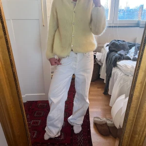 Vita jeans - Snygga vita jeans med en avslappnad passform. Perfekta för en stilren look. Lite smutsiga längst ner, se sista bilden 