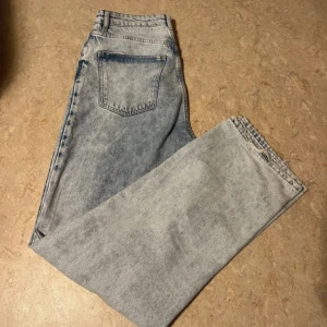Ljusblå jeans från Perfect Jeans - Säljer ett par ljusblå jeans från Perfect Jeans (Gina tricot). De har en klassisk femficksdesign och en dragkedja med knapp framtill. Perfekta för en avslappnad stil.