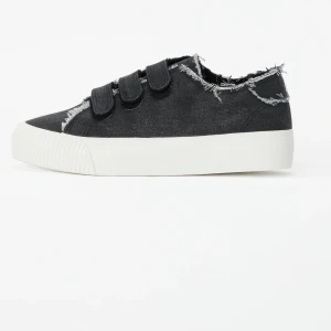 Even&odd skor - Säljer ett par svarta sneakers med vit sula och fransiga kanter. Skorna har tre kardborreband och är tillverkade i jeansmaterial. De är helt slut i hemsidan därav priset, använda Max två gånger och är i fint sick 