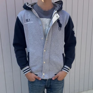 Ralph Lauren hoodie  - En snygg grå hoodie från Ralph Lauren - Hoodien har både dragkedja och knappar - Perfekt skick! - Storlek M men passar även S - skriv vid frågor/funderingar!🌟🌟