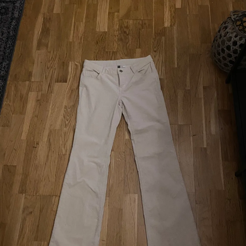 Snygga beige manchesterbyxor från hm. De har en knapp och dragkedja framtill samt fickor både fram och bak. Storlek xs, bootcut/raka. Farkut & Housut.
