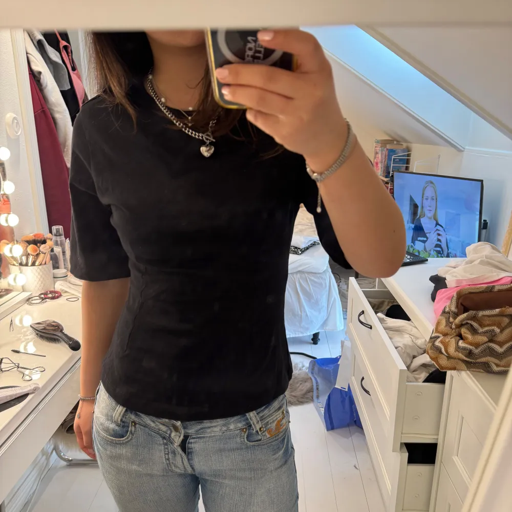 Såå snygg T-shirt från Gina med en ”insydd” look, köptes nyligen men har tyvärr inte kommit till användning!💕☺️säljer en likadan i vit🙏🏽. Puserot.