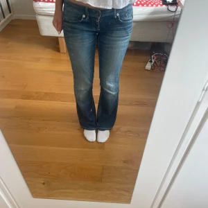 Blå bootcut jeans från G-Star - Super fina jeans, är lite slitna bredvid fickan vilket visas på sista bilden 