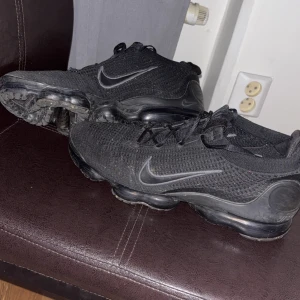 Nike vapormax 2022 - Säljer då mina Nike vapormax som är ganska använda dem är i storlek 44,5 men sitter bra om man har 44, ena skorn är lite paff men dem funkar fortfarande att använda perfekt om man vil ha en skön och flexibel sko, ny pris 2100kr.