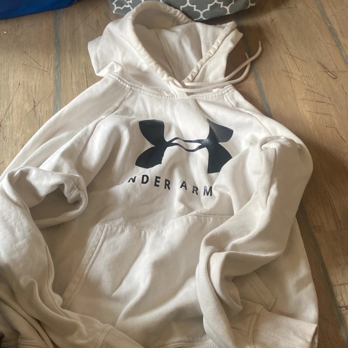 Vit hoodie från Under Armour