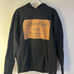 Calvin Klein hoodie  - Svart hoodie från Calvin Klein i storlek M. Använd fåtal gånger och i fint skick. Herr