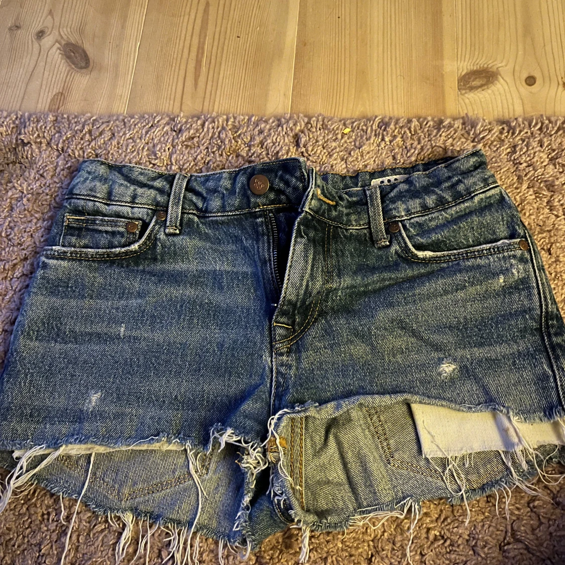 Blå jeansshorts med fransar från ONLY