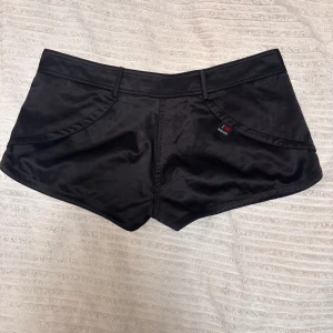 Lågmidjade kostym shorts  - Lågmidjade kostym shorts i satin från Denny rose