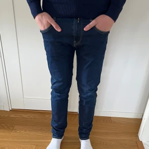 Replay jeans - Tjena! Säljer nu dessa Replay jeans i storleken 31x32 i färgen blå. Skick 10/10 inget tecken på användning. Nypris är ca 1500 och mitt pris är 500 (pris kan diskuteras vid snabb affär) Hör gärna av er vid minsta fundering eller fråga. MVH Milian. 