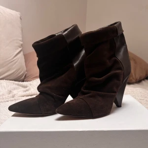 Isabel marant boots  - Bruna Isabel marant boots i fint skick. Storlek 36. Allt som kom med när jag köpte följer med, så som låda och kvitto 