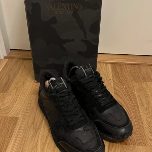  Valentino  Rockrunner - Säljer ett par svarta Valentino rockrunner. Skorna är i storlek 40 men är stora i storleken.  Skorna  Kommer med originalkartong och dustbags. Pris kan diskuteras