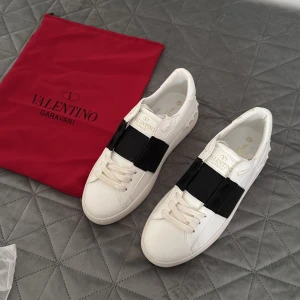 Valentino giovani  - Svarta Valentinos helt nya ingår dustbag.