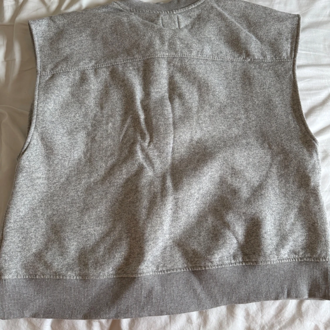 Grå väst med dragkedjor - 1