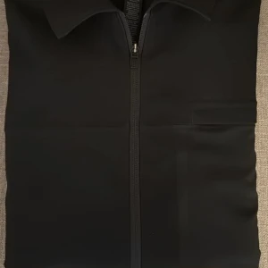 Lululemon - Tunn Jacka  - Säljes: Lululemon - Tunn Jacka   Storlek: S Färg: Svart Skick: Nästan helt Ny  Snygg och bekväm Lululemon - Tunn Jacka, perfekt inför sommaren samt stilen look!   Pris: 899kr  Skicka ett meddelande vid intresse!
