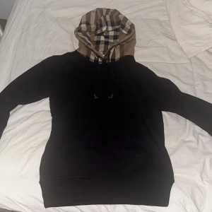 Burberry hoodie - Helt ny burberry hoddie svart, storlek S, Rkt fet faktiskt. Bästa av bästa man kan lösa :) 