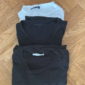 3-pack t-shirts från Dobber, Tommy Hilfiger och Hanes - Säljer tre klassiska t-shirts i svart och vitt från Dobber, Tommy Hilfiger och Hanes. Alla har rund halsringning och är tillverkade i mjuk bomull. Perfekta enfärgade basplagg till garderoben inför sommaren!                                                            PRIS: 1 för 40, 2 för 60, 3 för 75