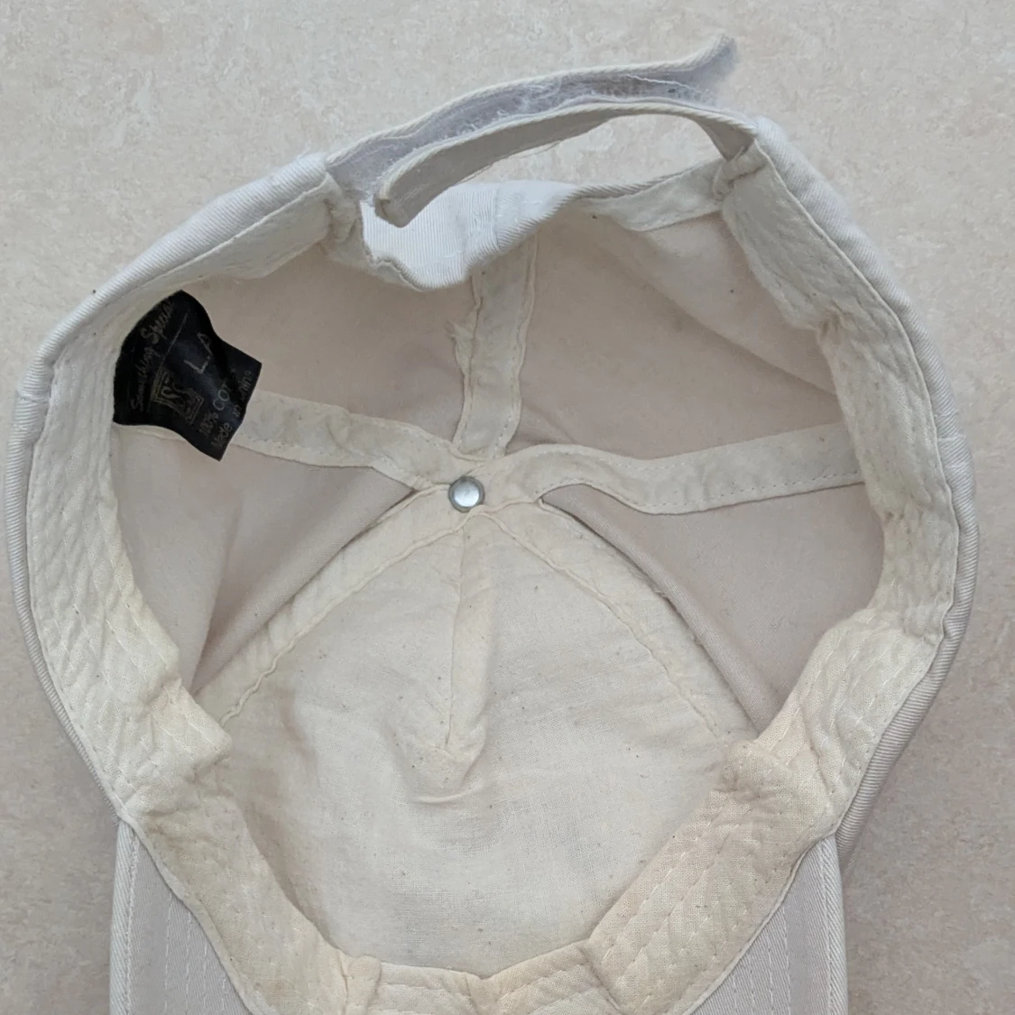 Beige keps med patchar och blommigt mönster - 3