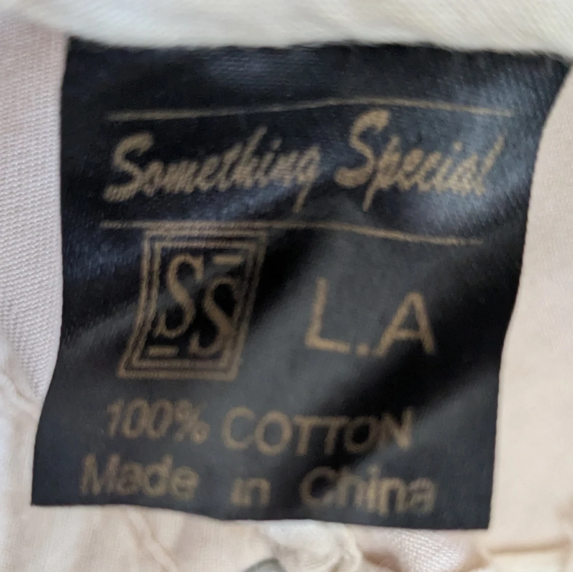 Beige keps med patchar och blommigt mönster - 4