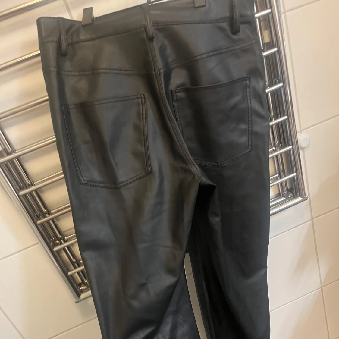 Svarta skinnbyxor från Zara - 4