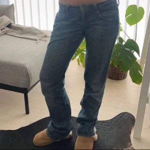 Lågmidjade bootcut jeans - Snygga lågmidjade bootcut jeans!