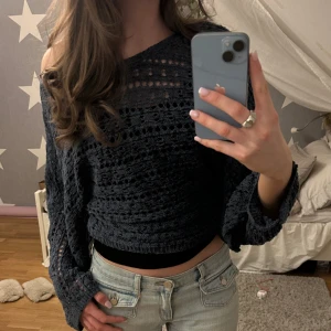 Mörkblå stickad tröja från Zara - Säljer en mörkblå virkad tröja från Zara 💞Tröjan har lång ärm, lös passform och ett snyggt hålmönster 💞 Endast använd fåtal gånger, mycket bra skick!!💞