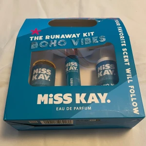 *NY*Miss Kay The Runaway Kit Boho Vibes, Presenttips  - Parfymset från Miss Kay med doften Boho Vibes. Kitet innehåller 25 ml eau de parfum, 100 ml duscholja och 100 ml återfuktande bodylotion. Allt kommer i en blå förpackning med handtag, perfekt för resor. Vegansk och dermatologiskt testad produkt, tillverkad i Italien.