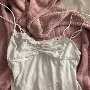 Gulligt linne - Gulligt linne med rosett från edikted