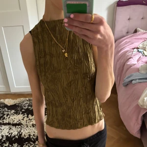 Grönt croppat linne - Grönt croppat linne med unikt mönster! Aldrig använt och lappen kvar💚 200 kr + frakt