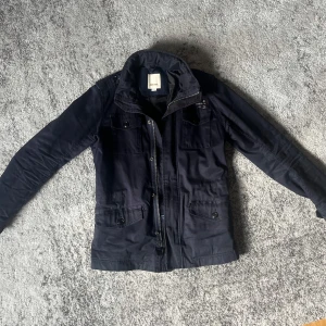 Blå/mörkblå Diesel field jacka  - Snygg blå/mörkblå field jacka från diesel. Är i storlek S och sitter väldigt skönt. 